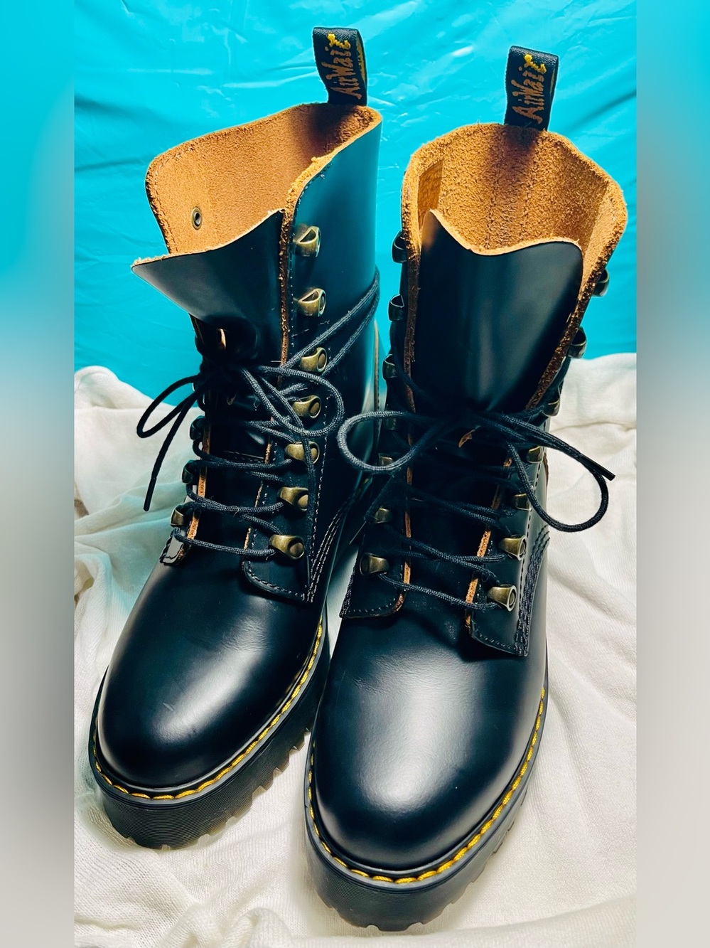 NWOT Dr. Martens Leona Black Vintage Smooth Leather Heeled Platform Boots Size 9